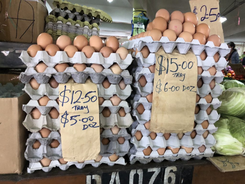 市場で売られている卵