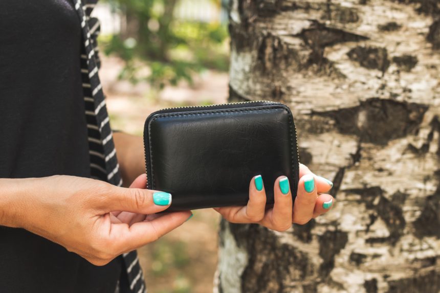 財布を持つ女性